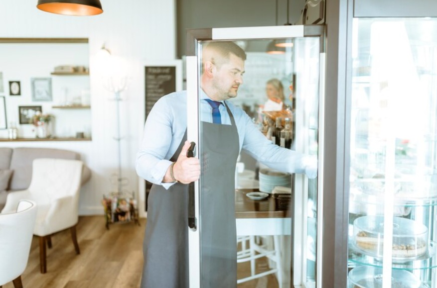 De voordelen van een glasdeur koelkast in horecaomgevingen
